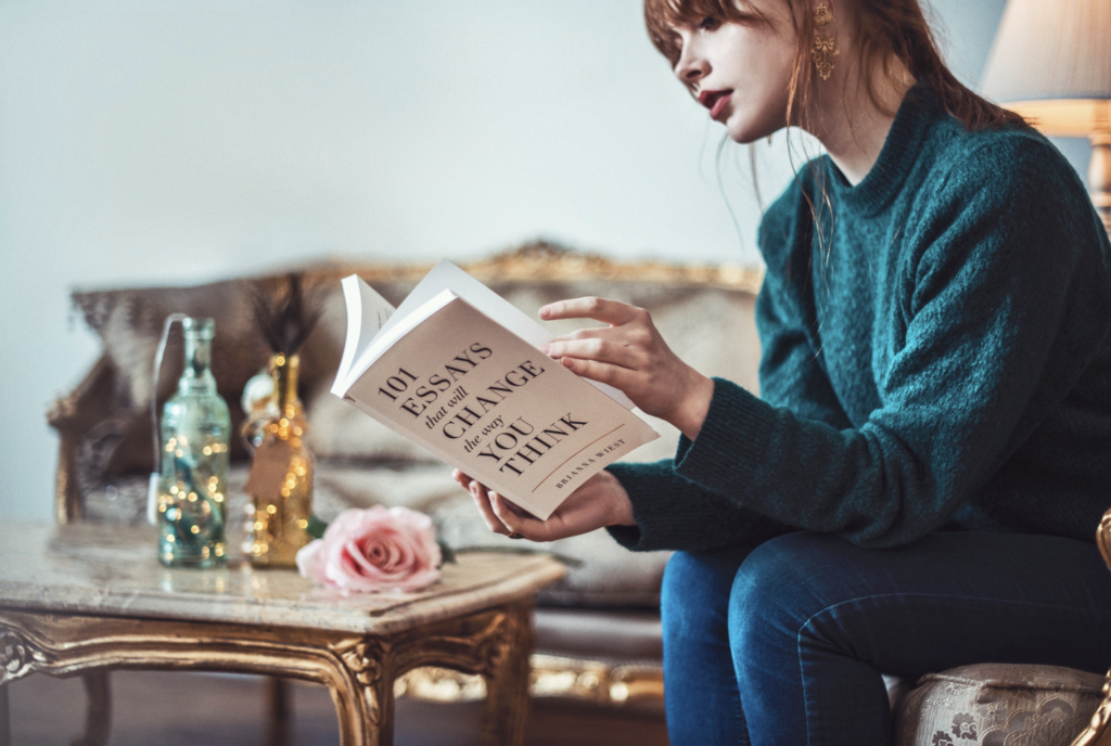 本を読む女性
