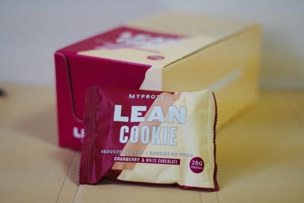 マイプロテインのリーンクッキー「クランベリー&ホワイトチョコレート味」